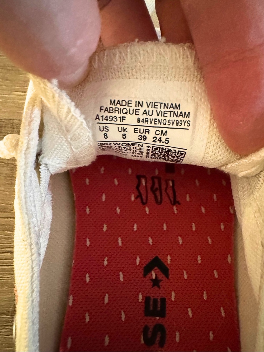 Chuck Taylor Shoreline Slip On Strawberry Print Sneakers - W8 - Picture 3 of 3